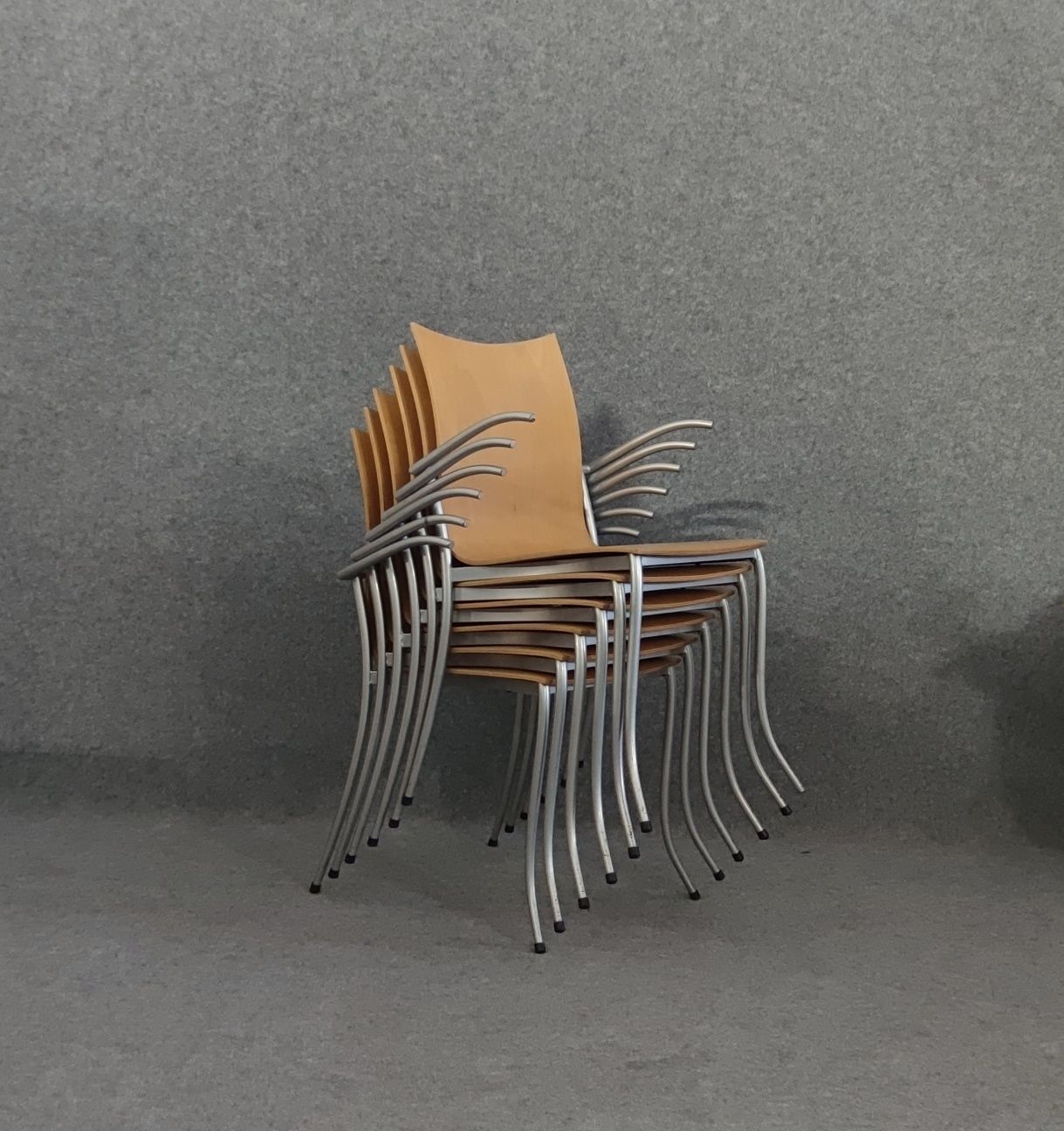 Стілець KFF Німеччина 90і роки вінтаж дизайн 
Сидіння гнута фанера,
Но