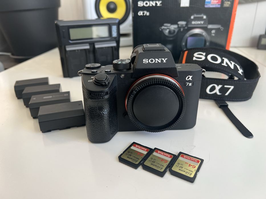 Sony A7III body, dodatki, stan idealny.