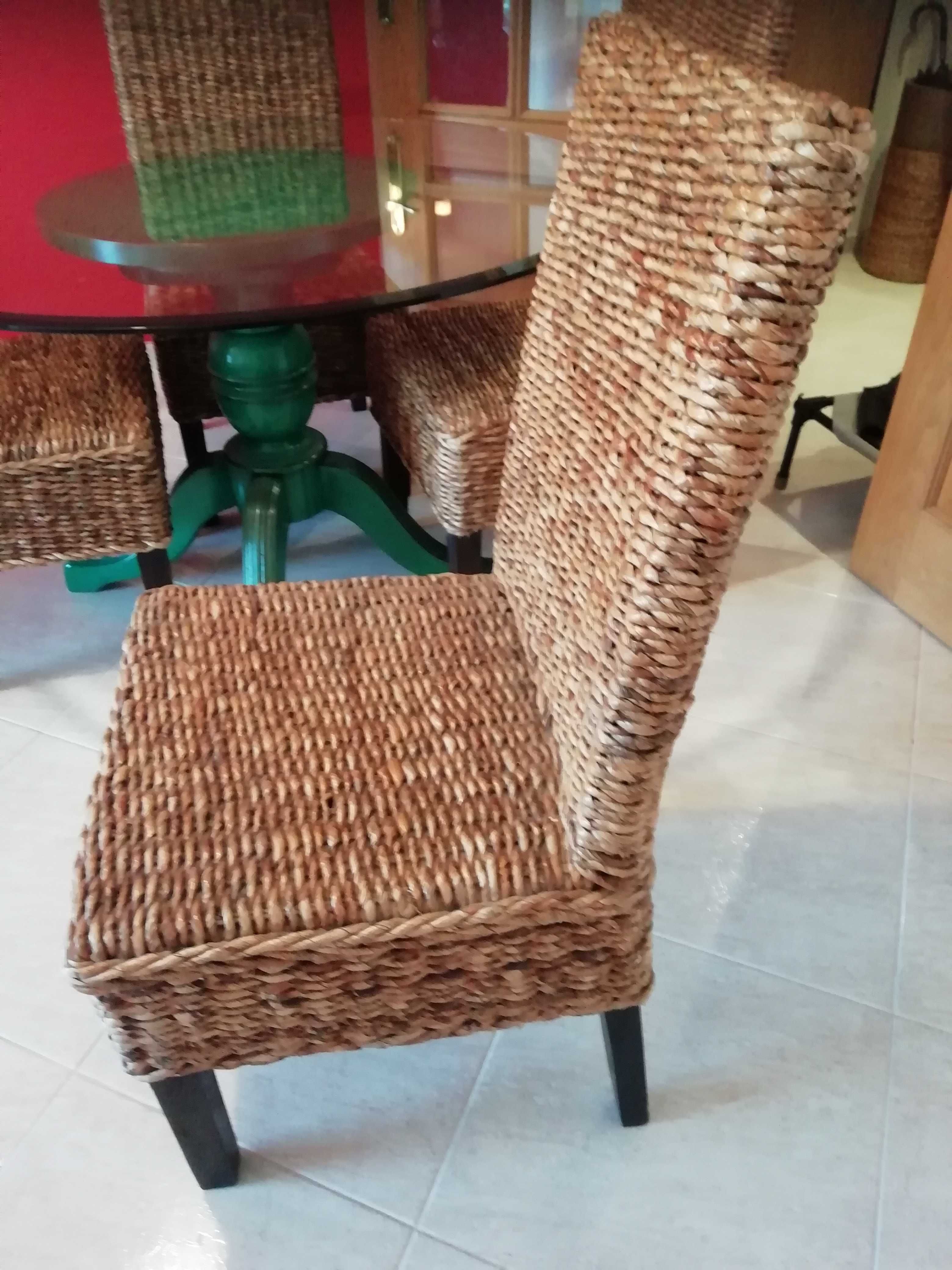 Vendo Mesa e cadeiras