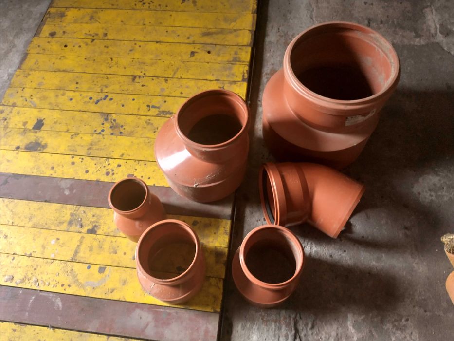 Redukcje, kolana kanalizacji zewnętrznej.