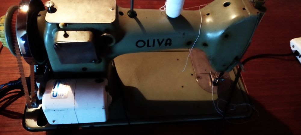 Máquina de costura Oliva eléctrica