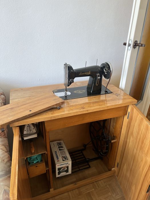 maszyna do szycia z szafką