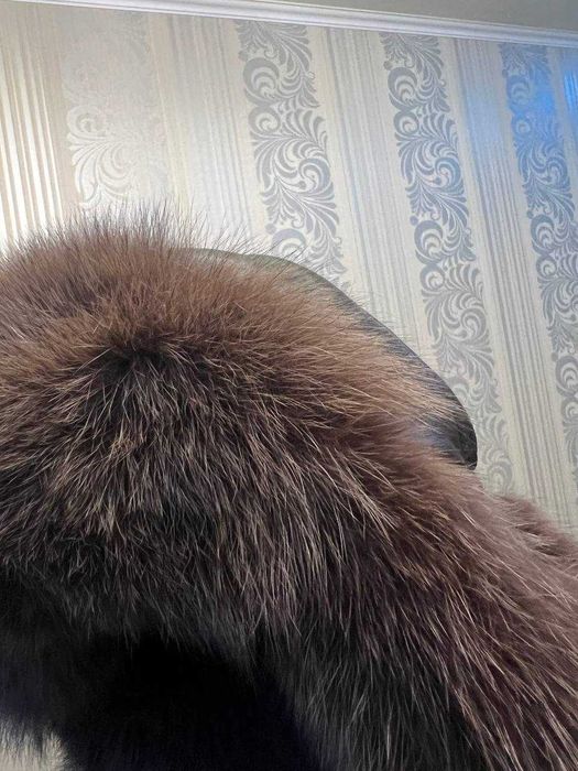 Женская шапка из натуральной кожи и меха песца