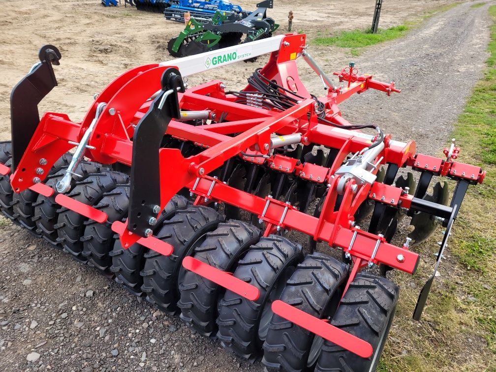 Agregat talerzowy półzawieszany z wałem oponowym Grano-System SHOP30