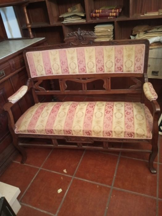 Canapé e duas cadeiras acolchoadas e forradas a tecido