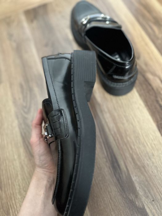 Czarne mokasyny z ozdobną klamrą Zara