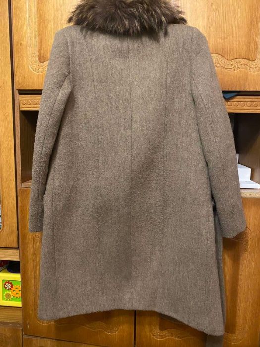 Продам утепленное пальто с натуральным мехом