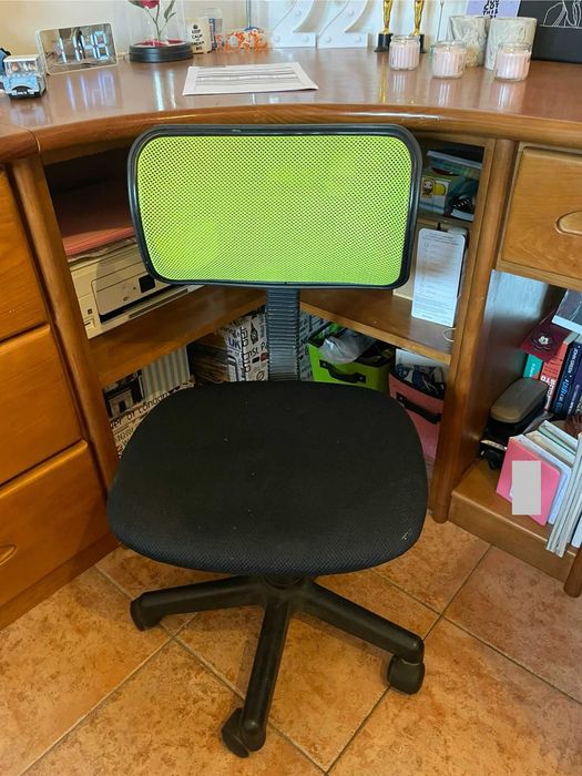 Cama de solteiro e secretária