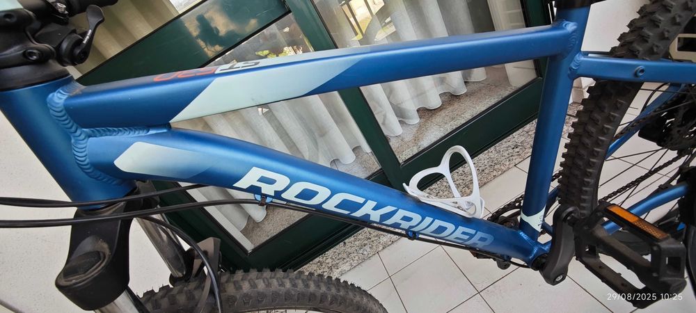 Vendo bicicleta, quase sem uso! Inclui capacete e óculos.