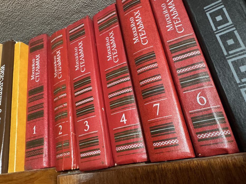Стельмах Михайло 6 томів Інтерєрна книга гарного червоного кольору.