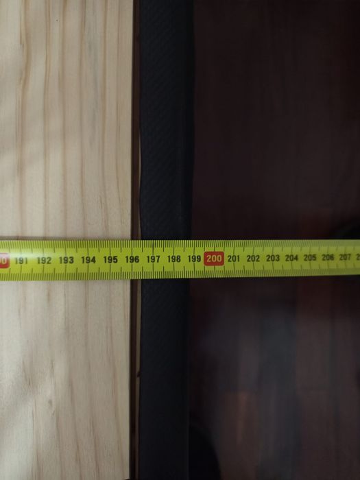 Estrutura  de cama com estrado com pés   de madeira