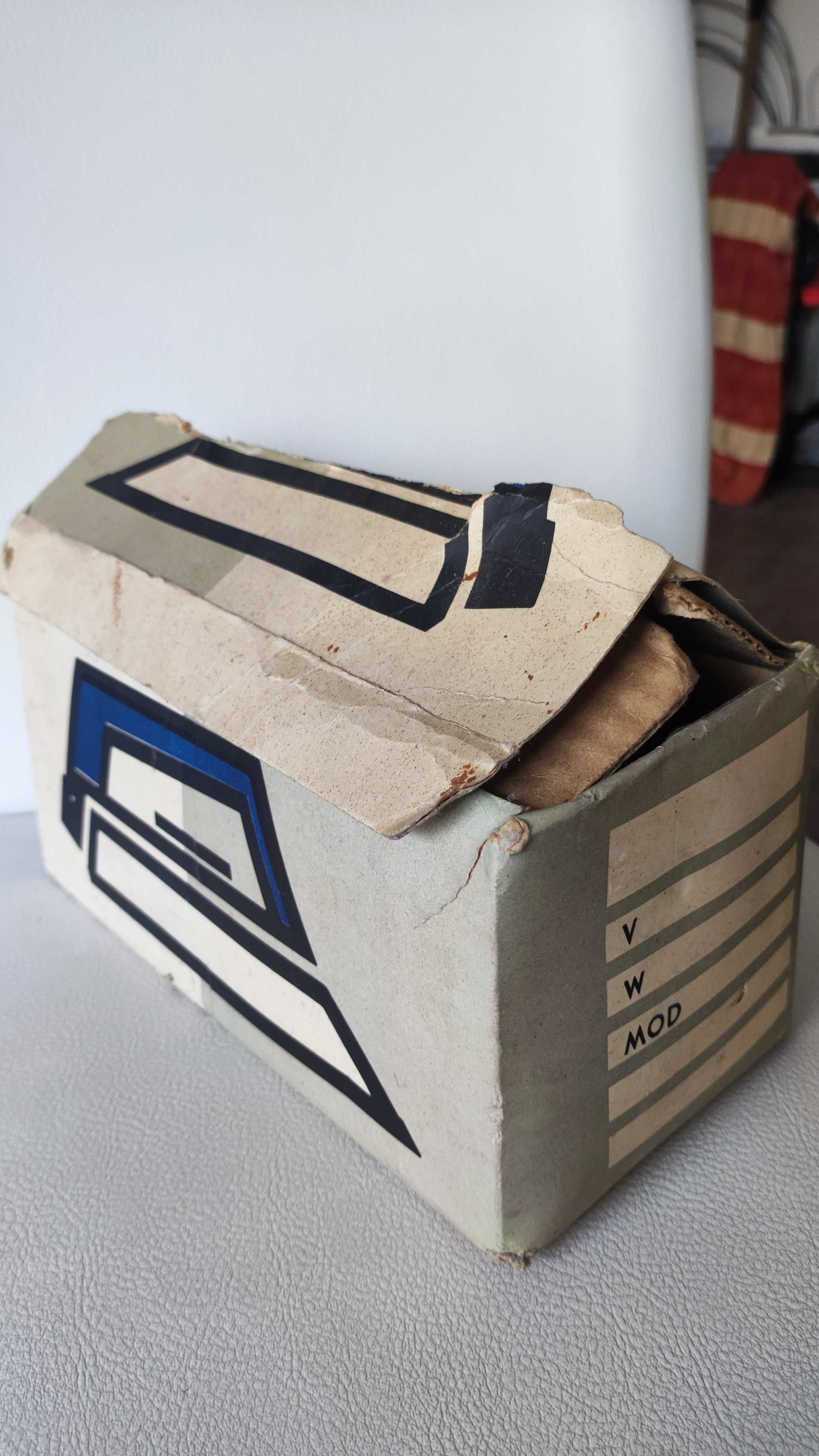 stare żelazko PRL z papierami RETRO starocie vintage