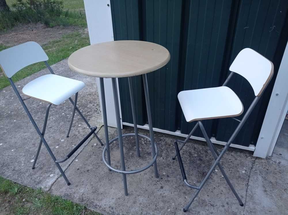 Cadeiras, bancos e mesas com design