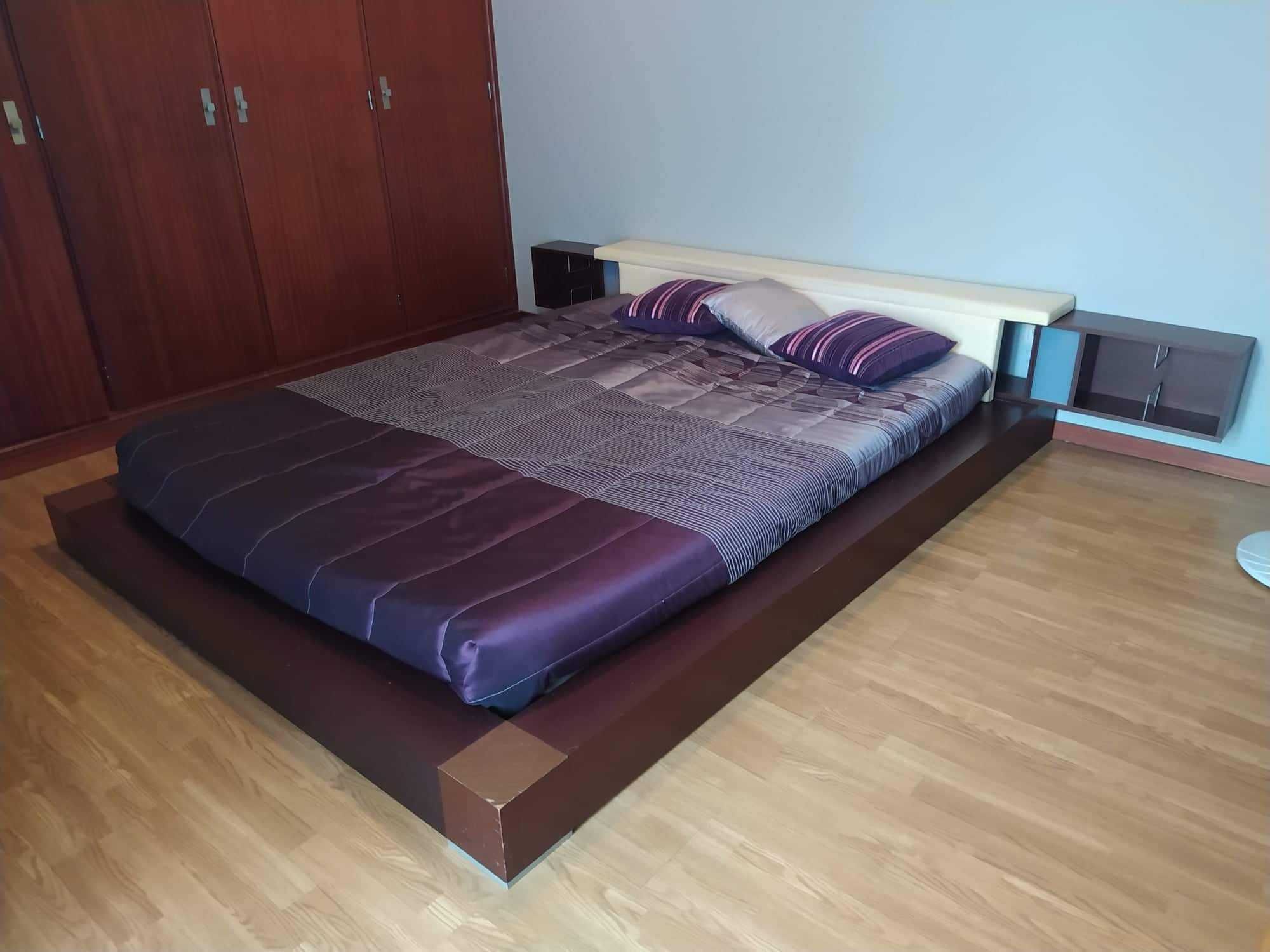 Cama casal com mesas cabeceira