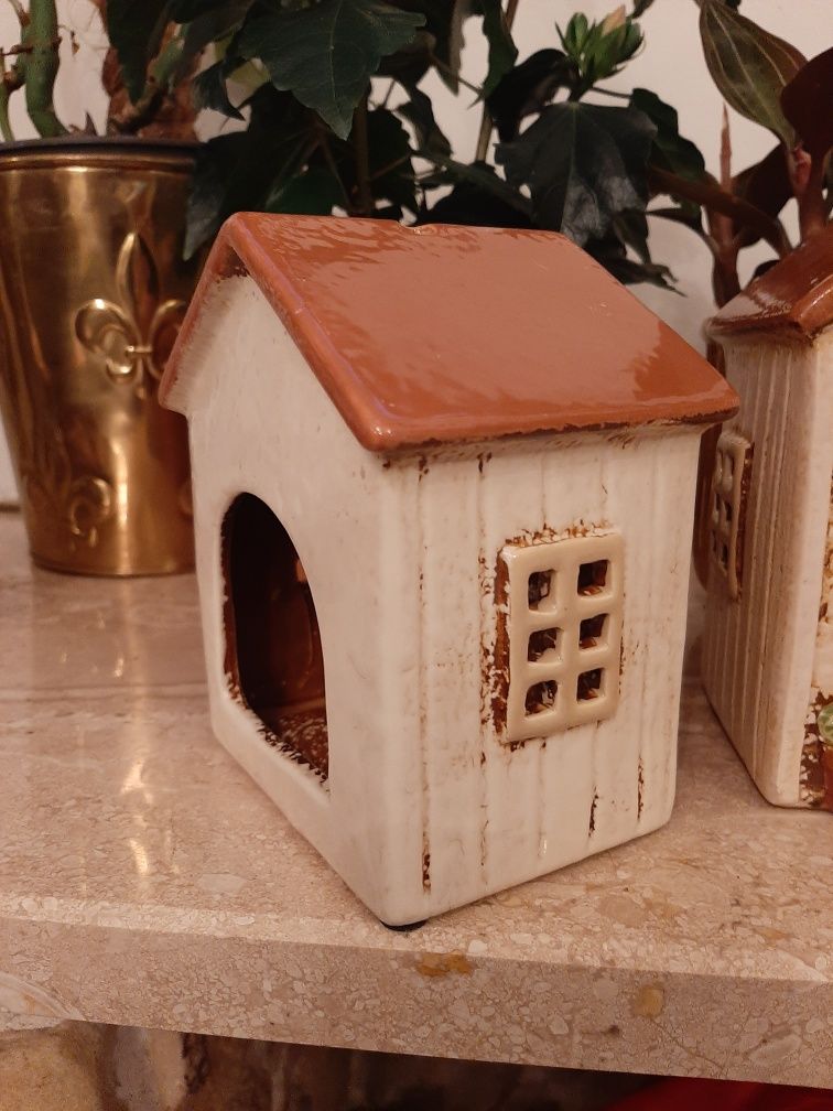 Ceramiczne domki, świeczniki, kamieniczki.