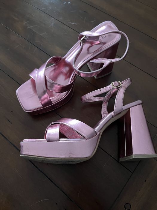 Sandália cor de rosa metalizada.