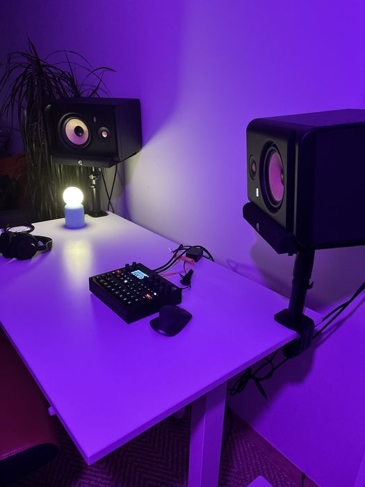 Krk Rokit 7 Gen 4 & suportes de secretaria