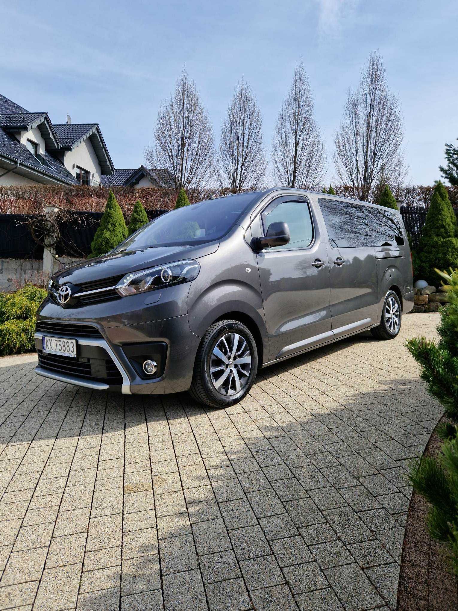 Wynajem busa, bus 7-osobowy Toyota Proace Verso 2.0 VIP Long