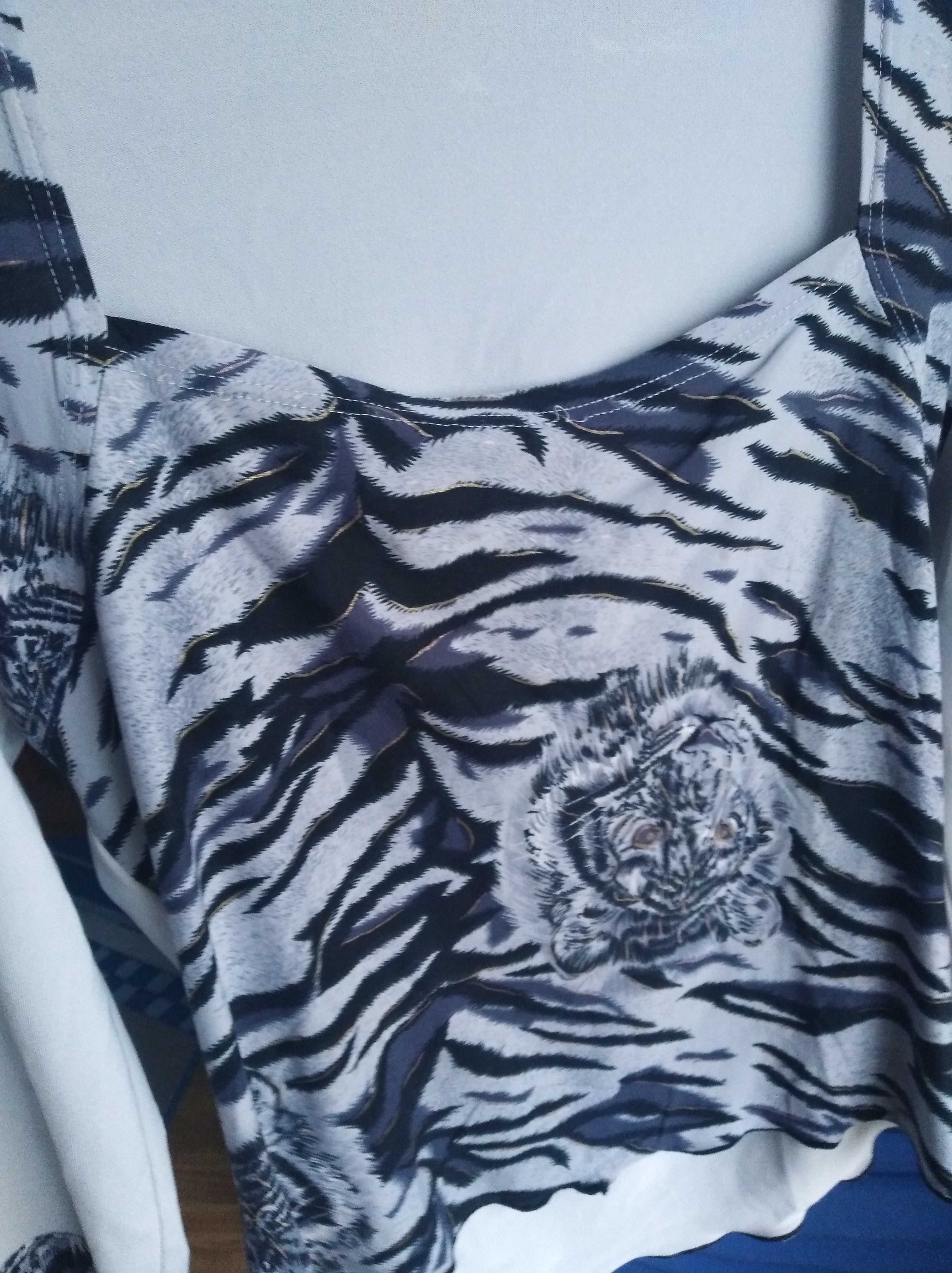 Szara bluzka z motywem tygrysa.