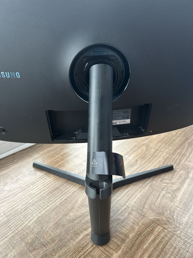 Монитор  27 диагональ Samsung  C27HG70Q