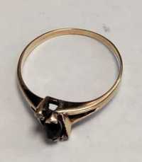 Złoty pierścionek z czarnym oczkiem 583 1,35g / Nowy Lombard / TG