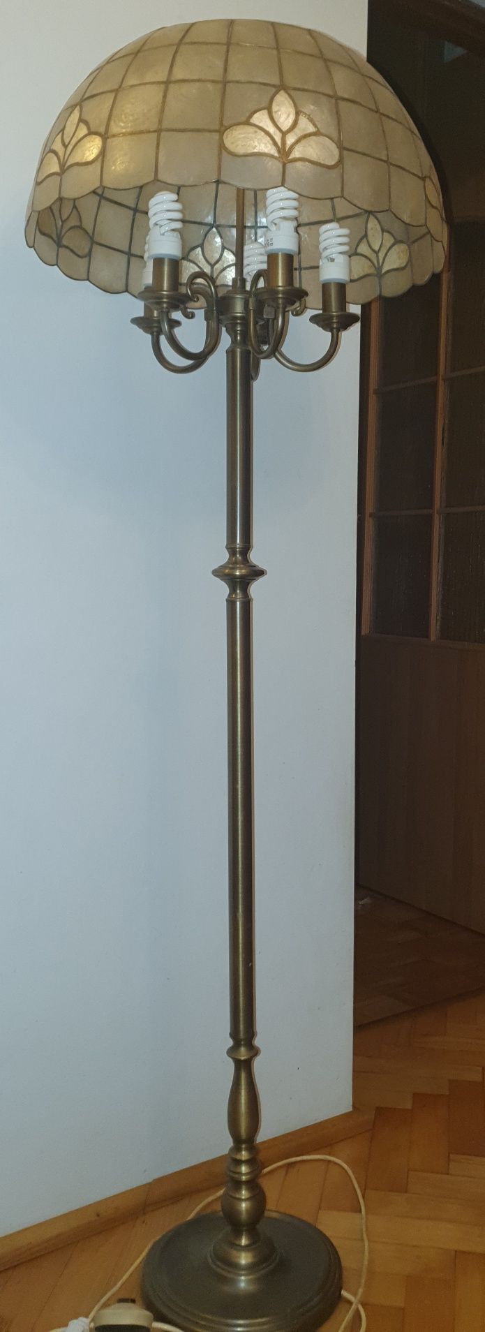 Lampa stojąca z abażurem z masy perłowej