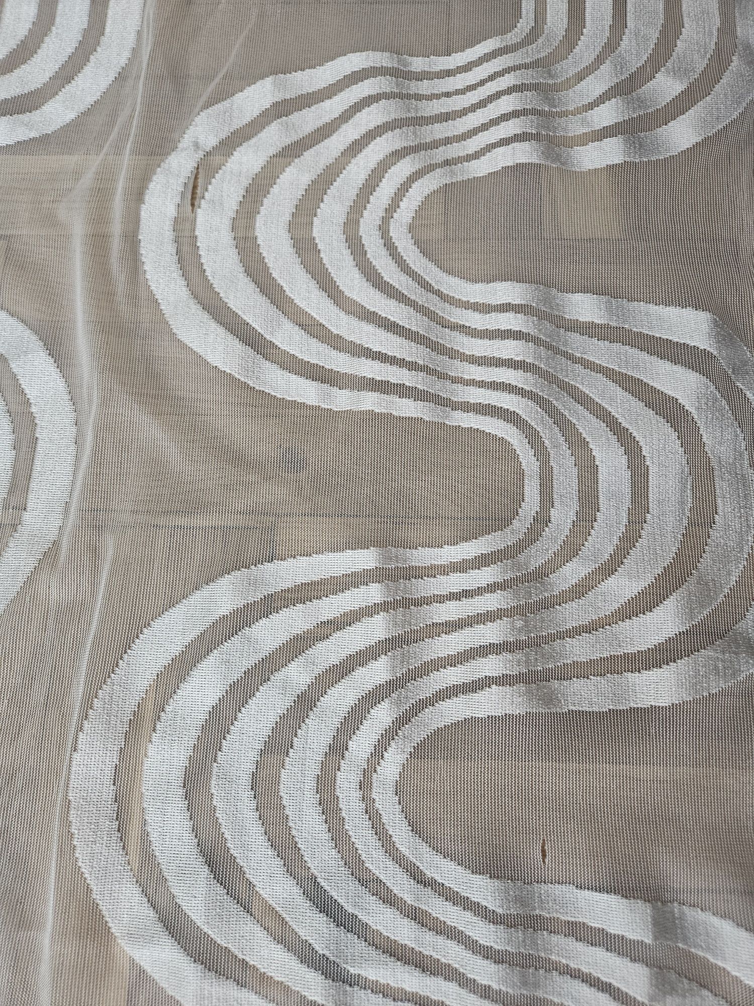 Dwie firanki o wymiarach 140x245 cm