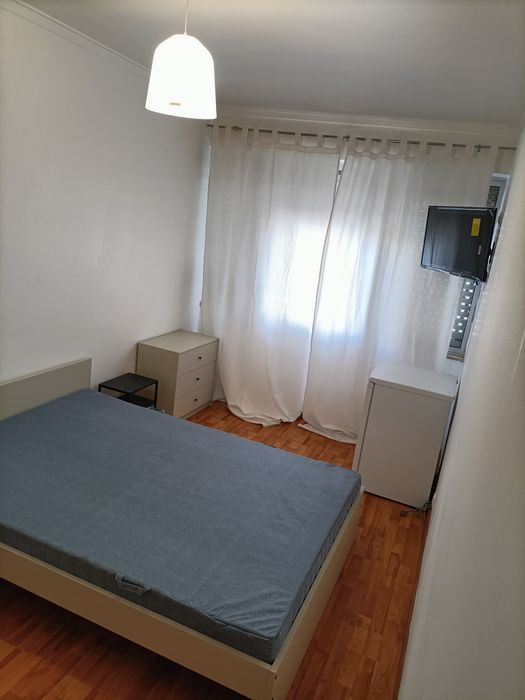 Arrendasse quartos em Vialonga  na praceta dona Cândida