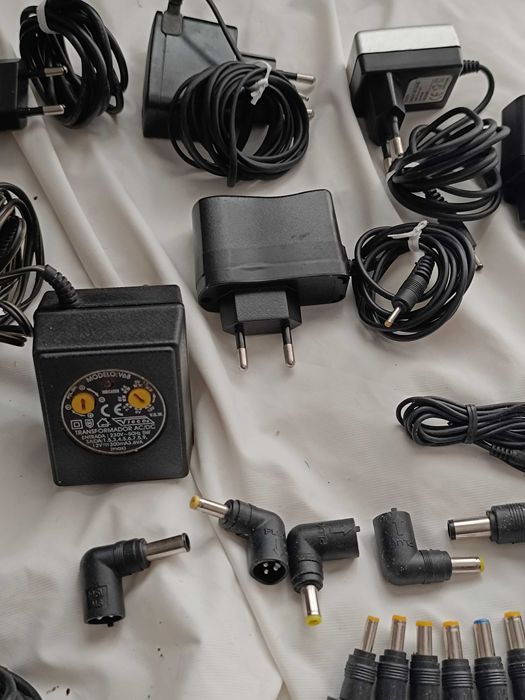 15 Carregadores elétricos e adaptadores