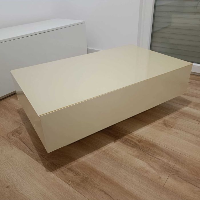 Mesa de centro de madeira maciça lacada a cor beje com tampo vidro