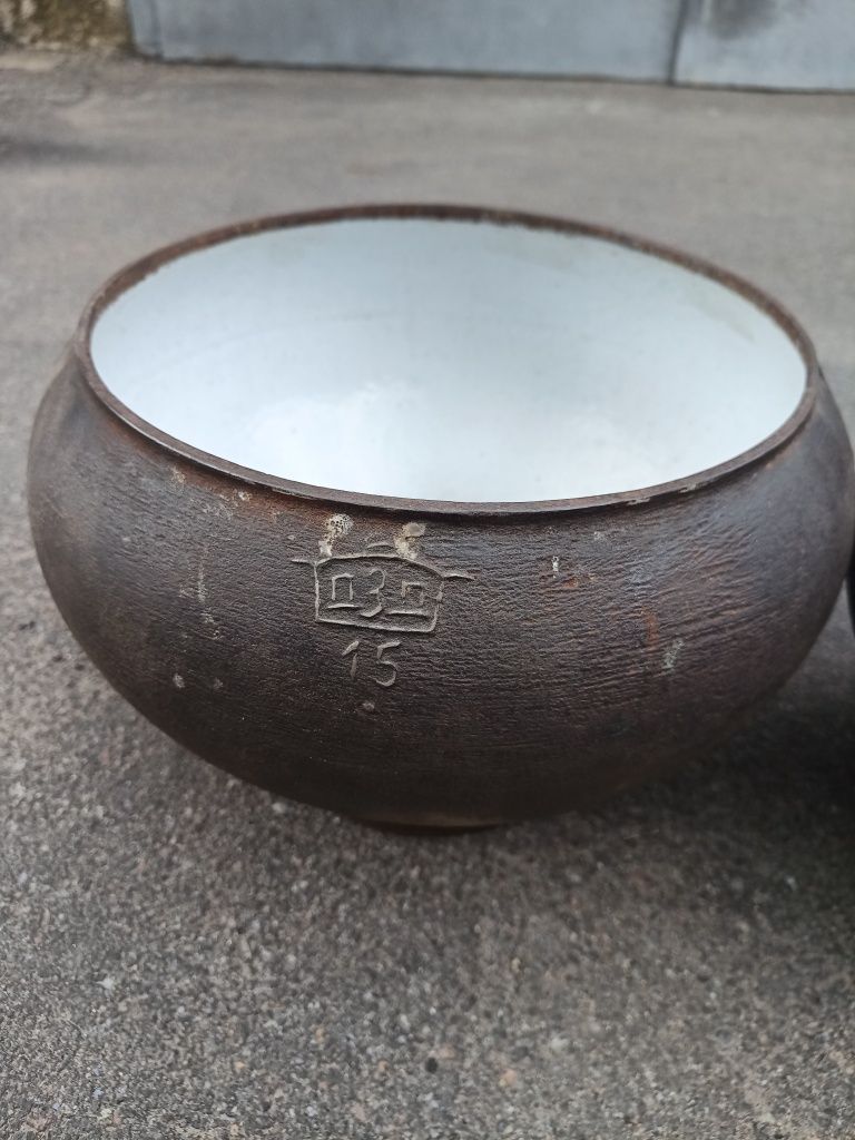 Казани,баняки(чугун),утятница,кастрюли,бидони,миски.