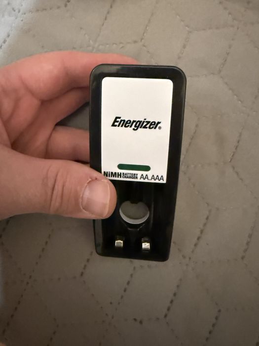 Зарядний пристрій Energizer для акумуляторних батарей AA/AAA NiMH