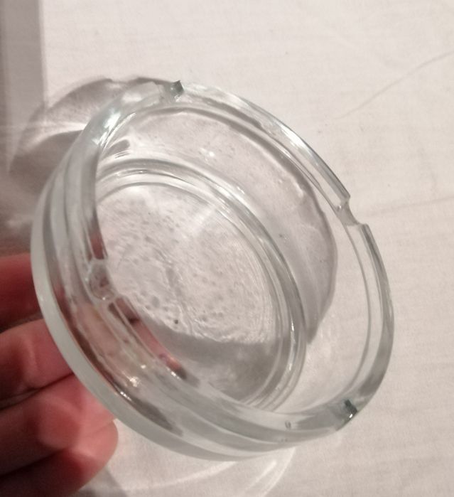 Szklana popielniczka na 4 papierosy