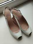 Босоножки белые лаковые Stuart  Weitzman