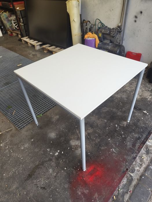 Stół 80x80 cm na metalowym stelażu