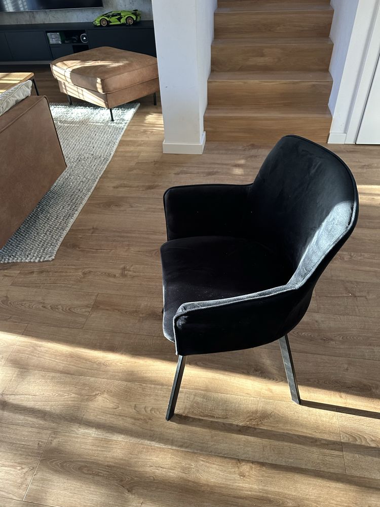Czarne krzesla tapicerowane