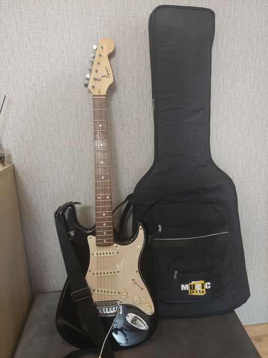Продам электрогитару Squier bullet strat by fender, чехол, комбик Rola