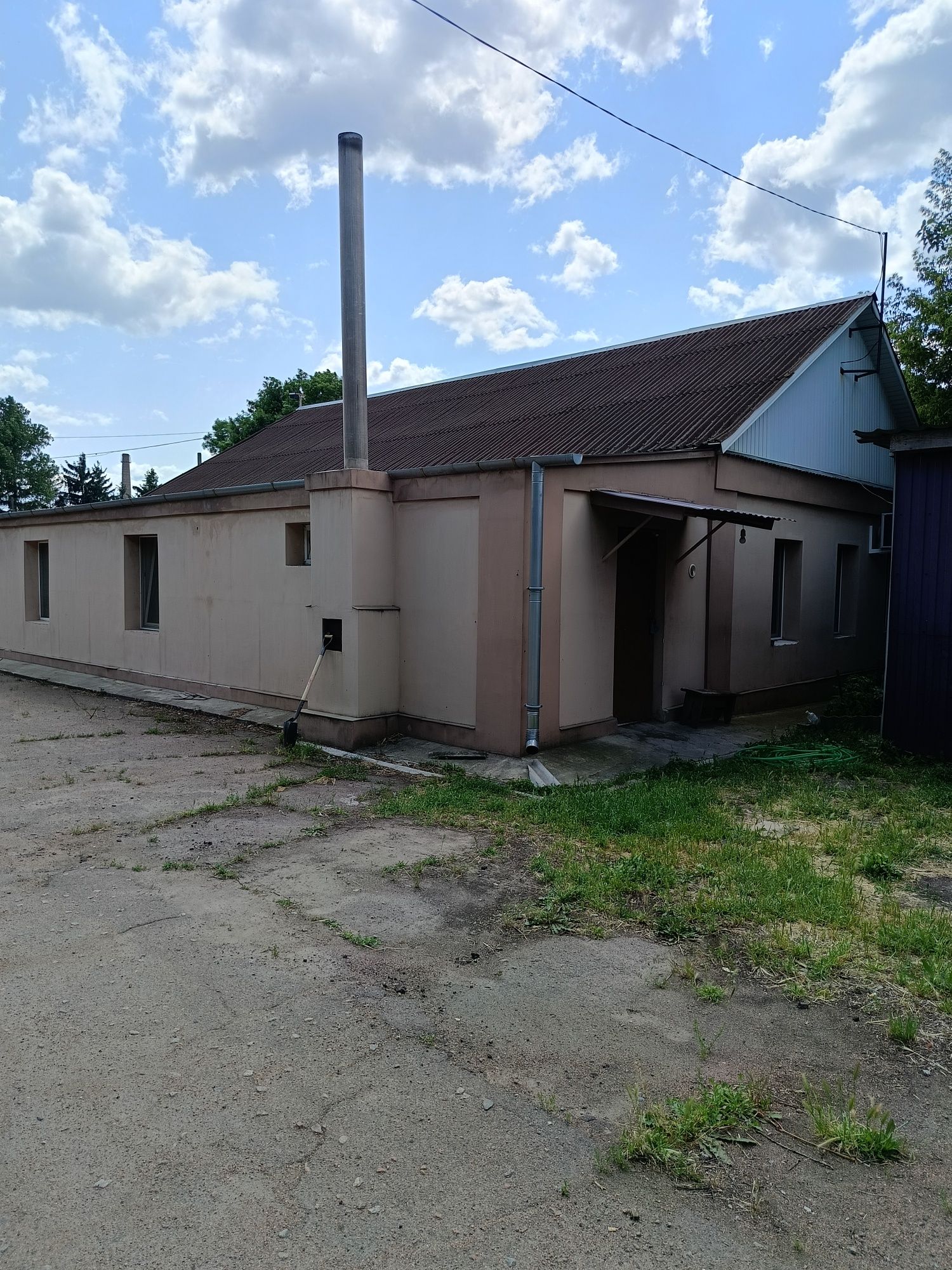 Продам бізнес базу, з житловим будинком, в місті,.