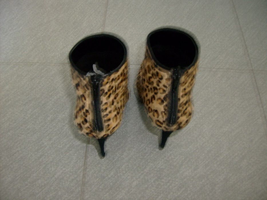 Botas novas em camurça N.37