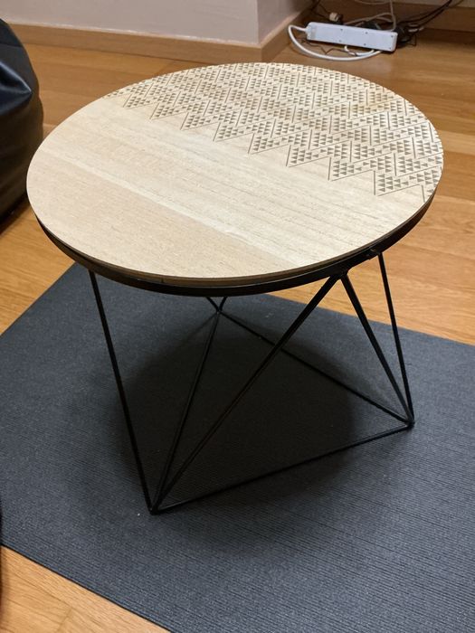 Mesa de apoio castanha clara
