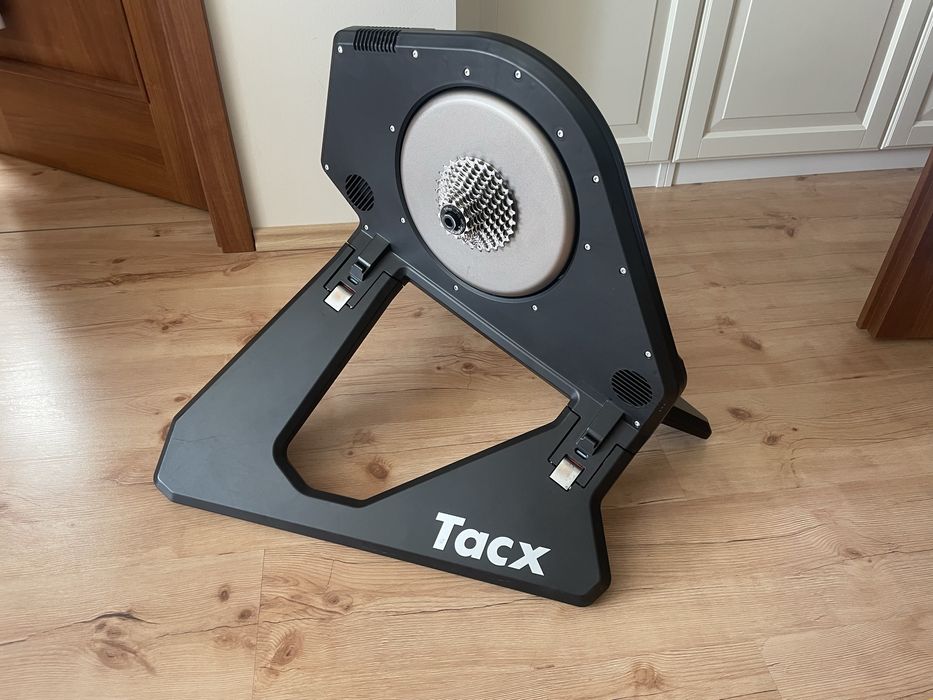 Trenażer Tacx NEO Smart z dodatkami do ZWIFT