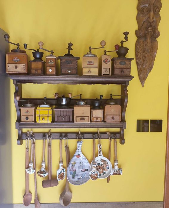 Kolekcja młynków do kawy, regał dębowy, akcesoria kuchenne