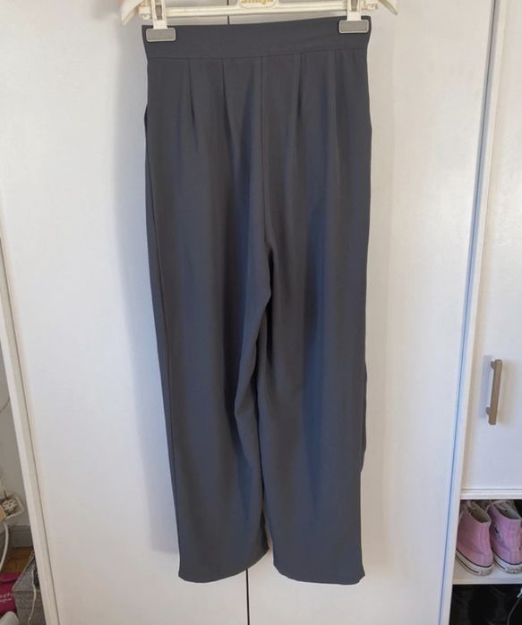 calcas casuais cinzentas