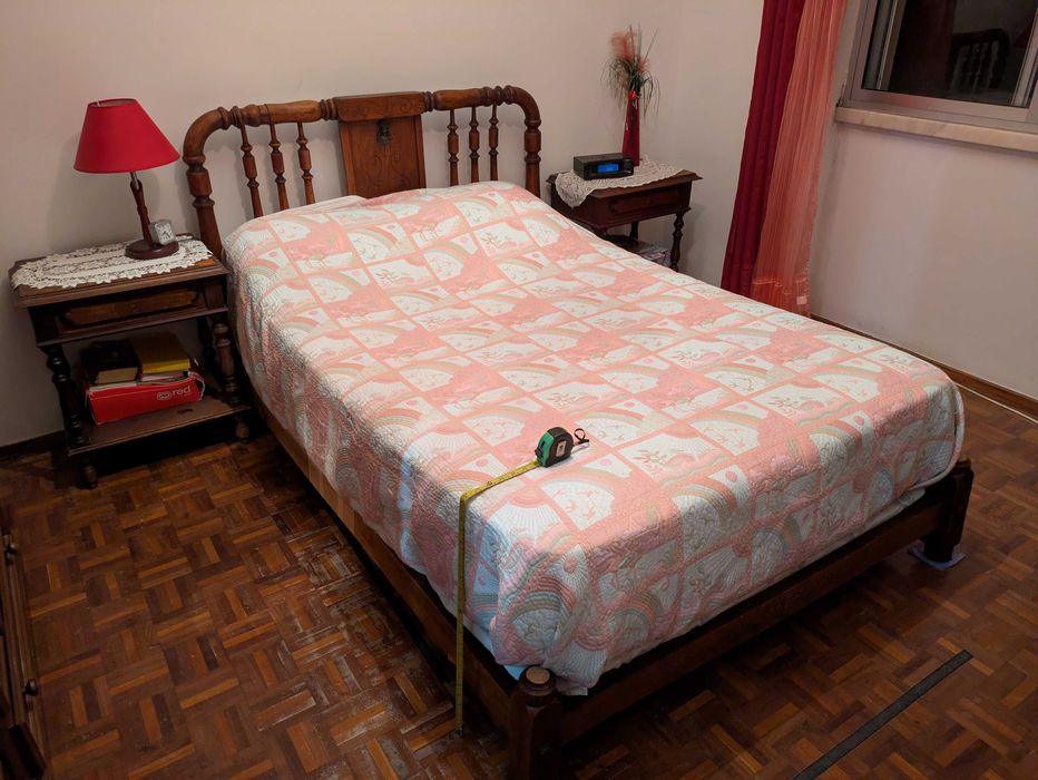 Cama de madeira de casal antiga