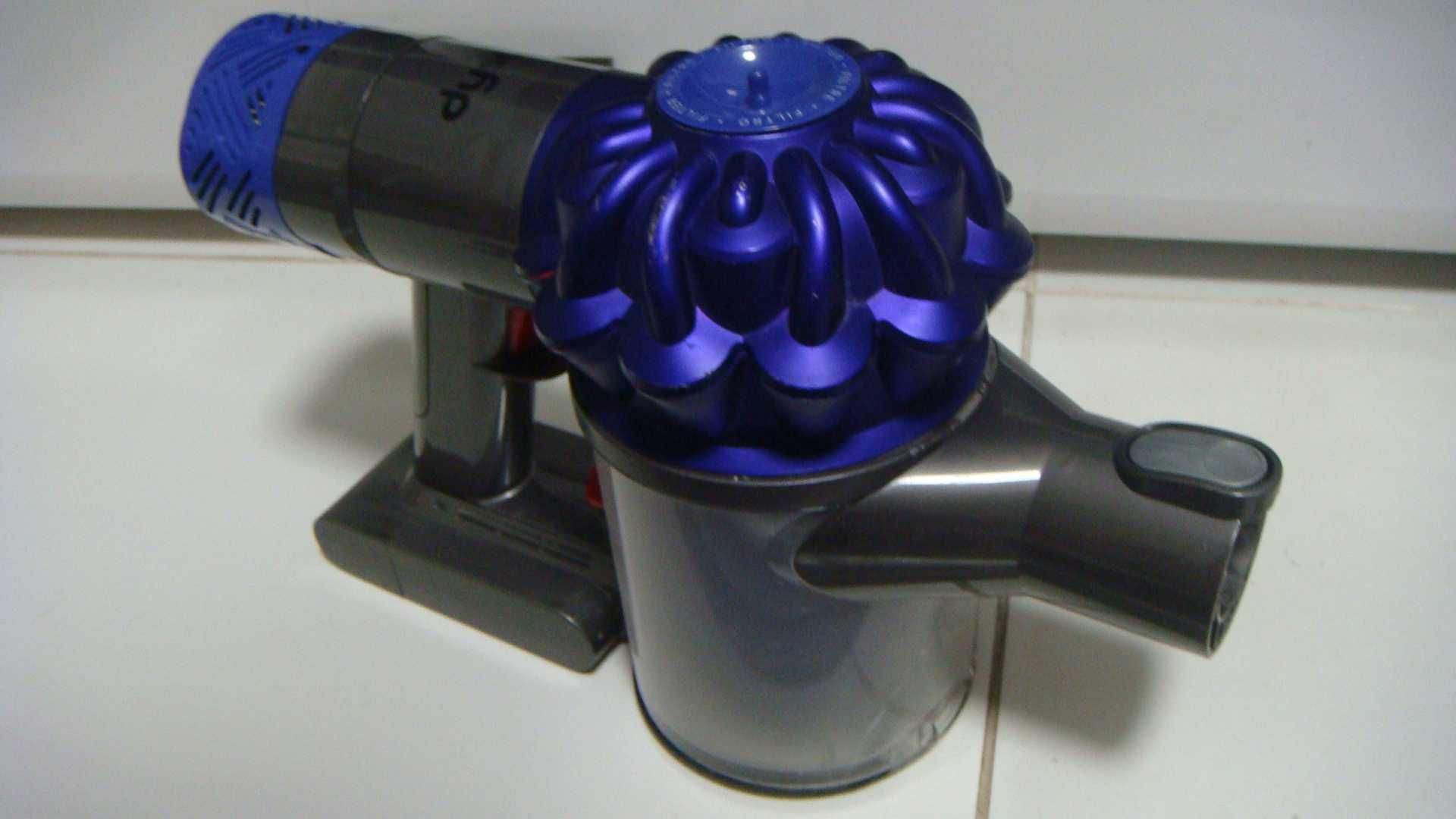Аккумуляторный пылесос Dyson v6