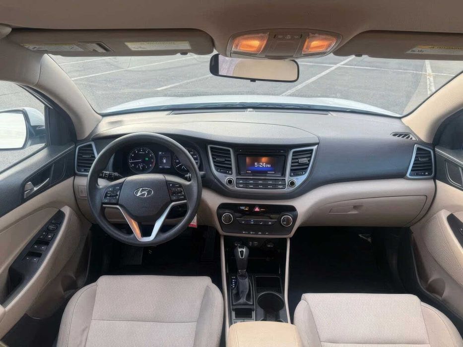 Hyundai Tucson SE      2017