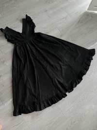 Чёрное длинное платье в пол.