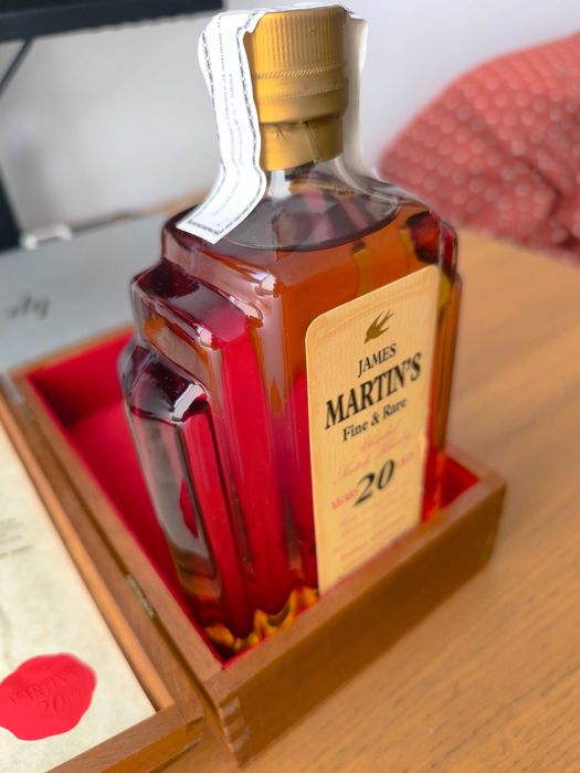Garrafa James Martins 20 anos com caixa de Madeira com certificado