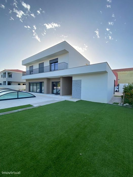 Moradia T5 com Piscina em São Domingos de Rana