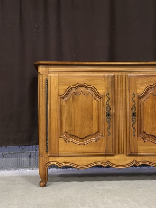 Стильний деревʼяний комод на гнутих ніжках.